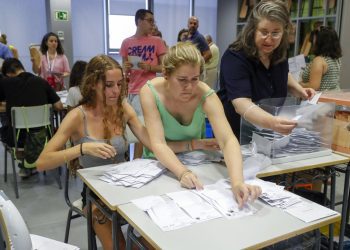 Integrantes de una mesa electoral en Madrid realizan el recuento de votos tras el cierre de los colegios de la jornada de elecciones generales celebradas este domingo en España.. Foto: J.P. Gandul / EFE.