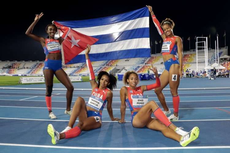 Corredoras cubanas posan tras su triunfo en el relevo femenino 4x100 metros en el atletismo de los XXIV Juegos Centroamericanos y del Caribe San Salvador 2023. Foto: Calixto N. Llanes / Jit / Archivo.