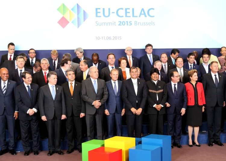 Foto tomada durante la última Cumbre de la Unión Europea y la Comunidad de Estados Latinoamericanos y Caribeños celebrada en 2015.