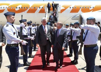 Díaz-Canel fue recibido por el embajador portugués en Cuba, José Pedro Machado al llegar a Lisboa Foto: Alejandro Azcuy/presidencia Cuba/EFE.