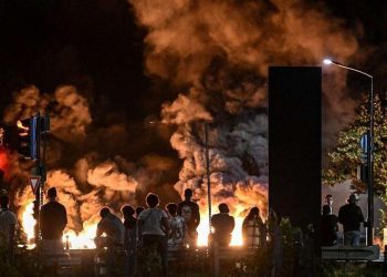 Las llamas de los neumáticos se queman en una zona de Burdeos, el pasado 29 de junio, dos días después de la muerte del joven Nohel, asesinado por un policía en Nanterre. Foto: Philippe López/AFP/L'Express.