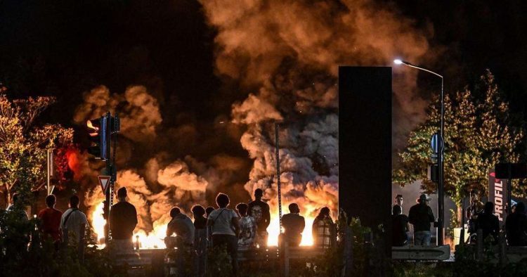 Las llamas de los neumáticos se queman en una zona de Burdeos, el pasado 29 de junio, dos días después de la muerte del joven Nohel, asesinado por un policía en Nanterre. Foto: Philippe López/AFP/L'Express.