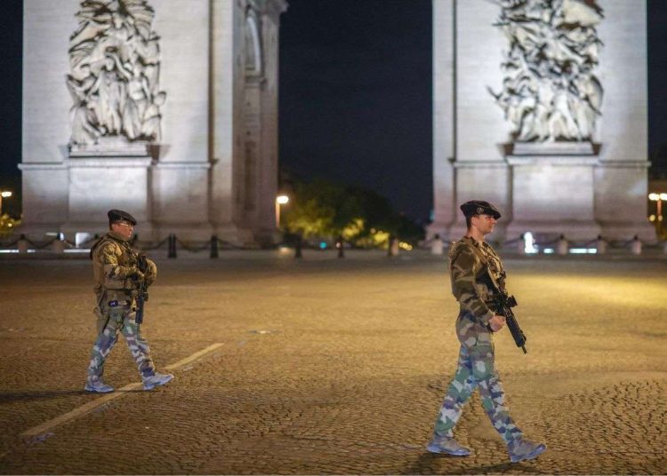 Soldados franceses desplegados cerca del Arco del Triunfo, París, julio 2023. Foto: EFE/EPA/Olivier Matthys.