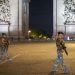 Soldados franceses desplegados cerca del Arco del Triunfo, París, julio 2023. Foto: EFE/EPA/Olivier Matthys.