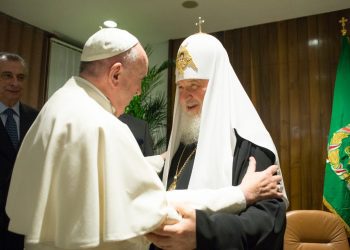 El papa Francisco y el patriarca ortodoxo ruso Kiril, durante un encuentro en La Habana en 2016. Foto: Vatican News / Archivo.