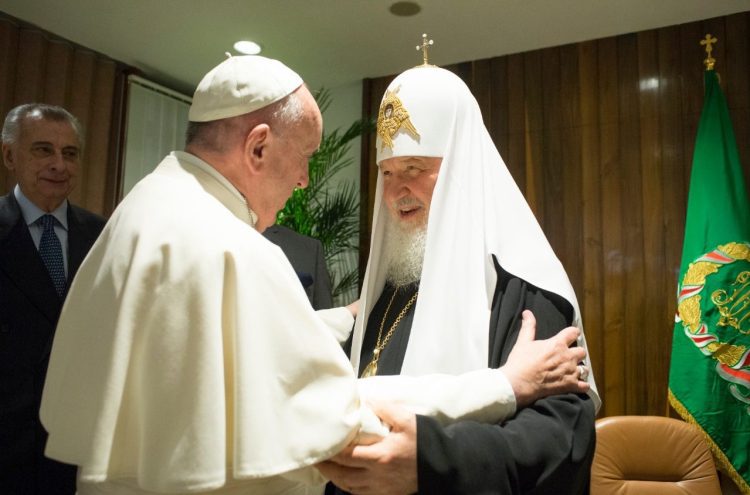 El papa Francisco y el patriarca ortodoxo ruso Kiril, durante un encuentro en La Habana en 2016. Foto: Vatican News / Archivo.