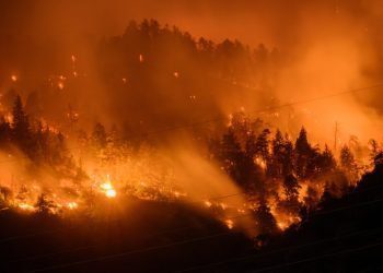 Humo y llamas se elevan desde el bosque en llamas en Bitsch, Suiza. Foto: EFE/JEAN-CHRISTOPHE BOTT.