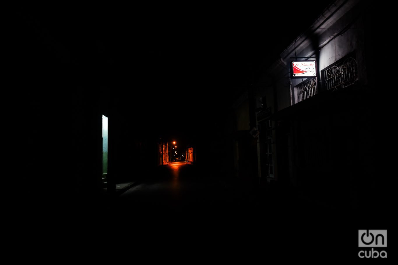 La calle Martí, una de las principales de la ciudad de Holguín temprano en la noche, casi completamente a oscuras. Foto: Kaloian.
