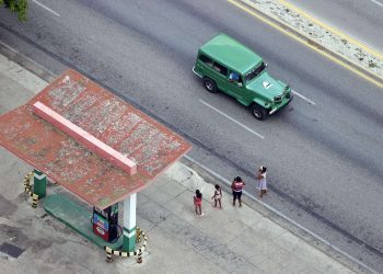 Varias personas esperan un taxi en una calle de La Habana. Foto:  Ernesto Mastrascusa/EFE.