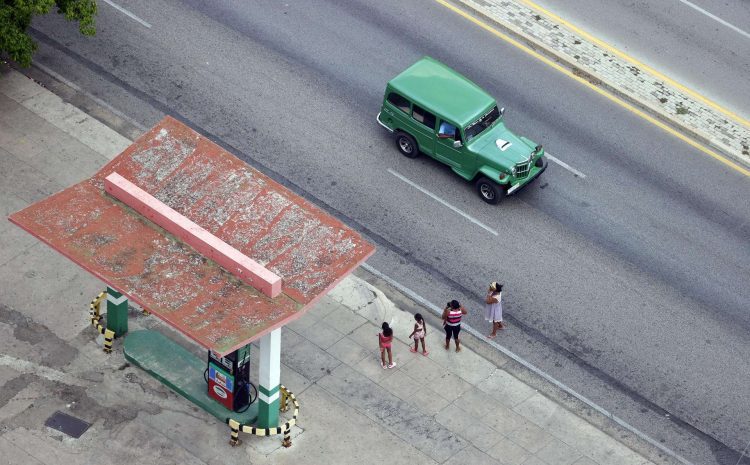 Varias personas esperan un taxi en una calle de La Habana. Foto:  Ernesto Mastrascusa/EFE.
