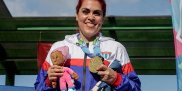 La tiradora cubana Laina Pérez con su medalla de oro en la pistola a 25 metros en los Juegos Centroamericanos de San Salvador. Foto: Calixto N. Llanes / Jit.