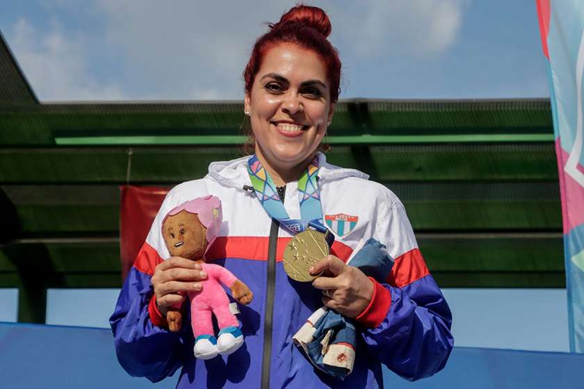 La tiradora cubana Laina Pérez con su medalla de oro en la pistola a 25 metros en los Juegos Centroamericanos de San Salvador. Foto: Calixto N. Llanes / Jit.