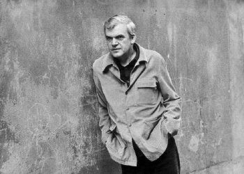 Kundera en una calle de París, en abril de 1979. Foto: JEAN-PIERRE COUDERCEM/ElMUNDO.