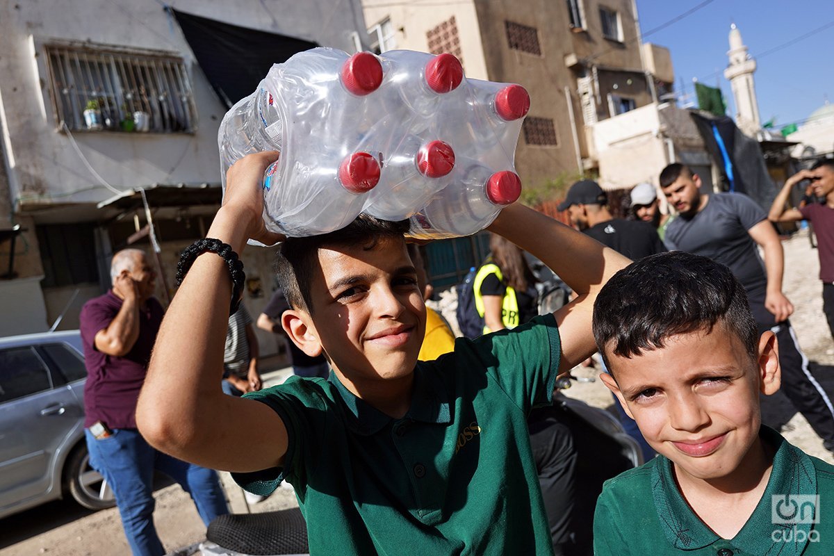 A pocas horas de la retirada del ejército israelí las oenegés han podido entrar y reparten agua y alimentos a los vecinos. Foto: Alejandro Ernesto. 