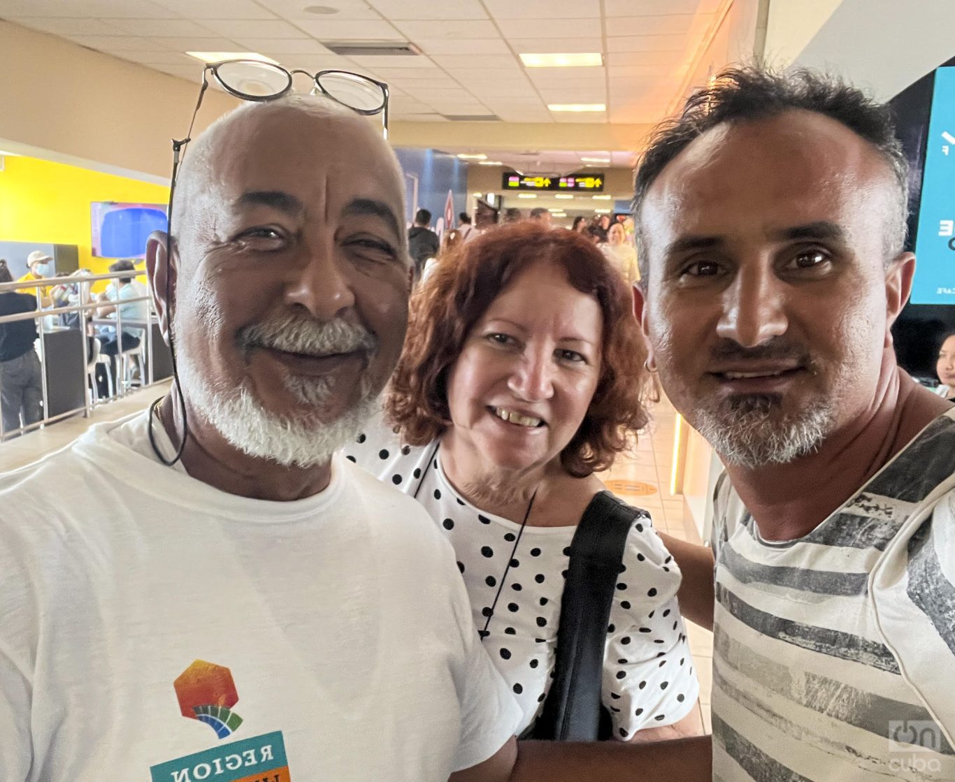 Con Lucía y Padura en el Aeropuerto de Tocumen. Foto: Kaloian.