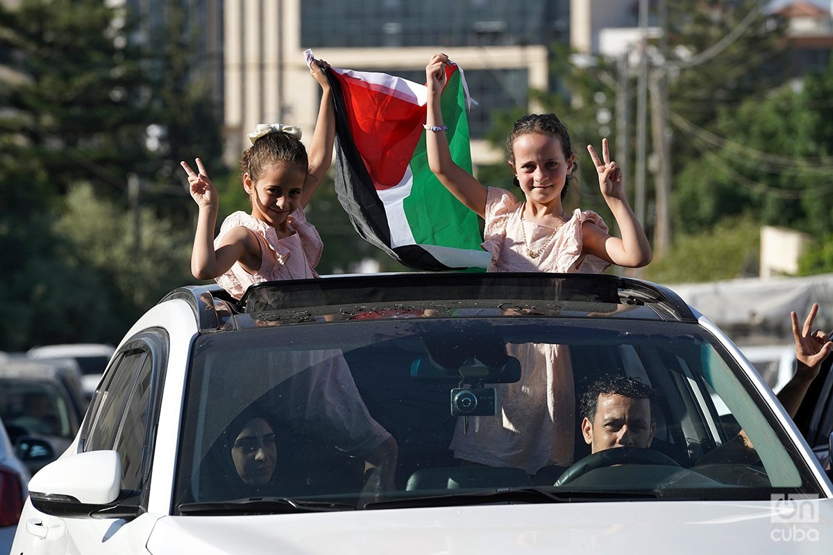 Los habitantes del campo que huyeron durante los combates van regresando y en sus autos ondean banderas de Palestina. Foto: Alejandro Ernesto.