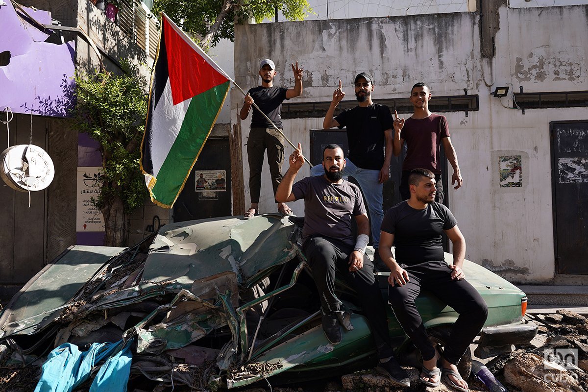 Jóvenes palestinos, quizá milicianos, posan sobre un auto destruido. Los palestinos ven su resistencia ante Israel como una victoria. Foto: Alejandro Ernesto.