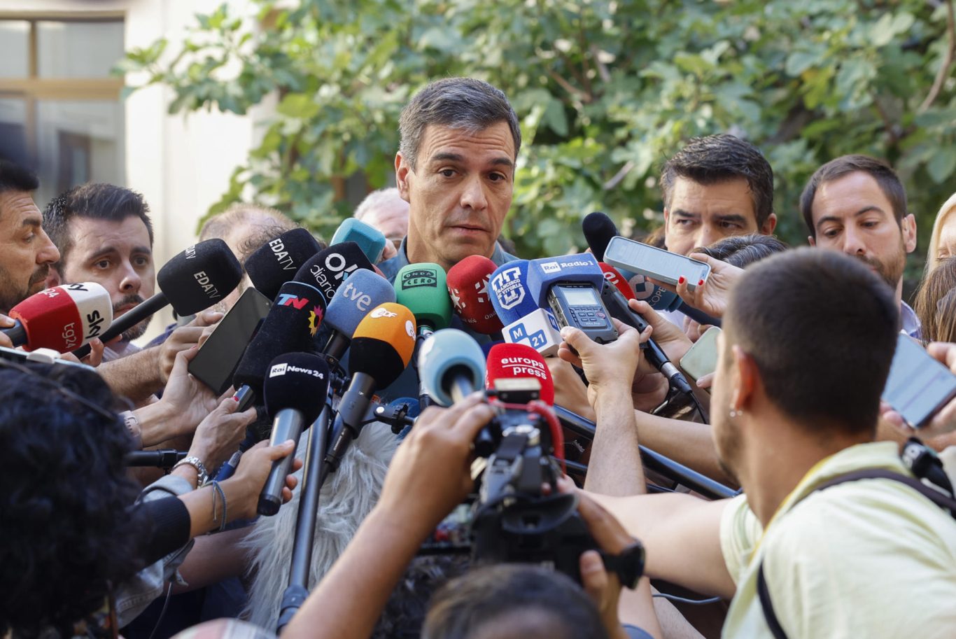 El presidente del Gobierno y candidato socialista a la reelección, Pedro Sánchez, atiende a los medios tras ejercer su derecho al voto en un colegio electoral de Madrid, este domingo. Foto: EFE/Ballesteros.