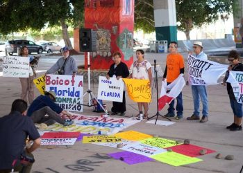 Activistas protestan contra la Propuesta antiinmigrante SB 1718 de Florida, en una imagen de archivo. Foto: Manuel Ocaño / EFE / Archivo.