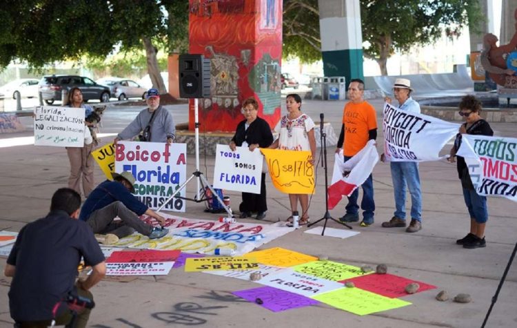 Activistas protestan contra la Propuesta antiinmigrante SB 1718 de Florida, en una imagen de archivo. Foto: Manuel Ocaño / EFE / Archivo.