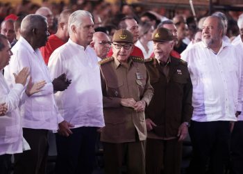 Diaz-Canel junto a  Raúl Castro durante la conmemoración del Día de la Rebeldía Nacional, en Santiago de Cuba. Foto: Ernesto Mastrascusa/EFE.