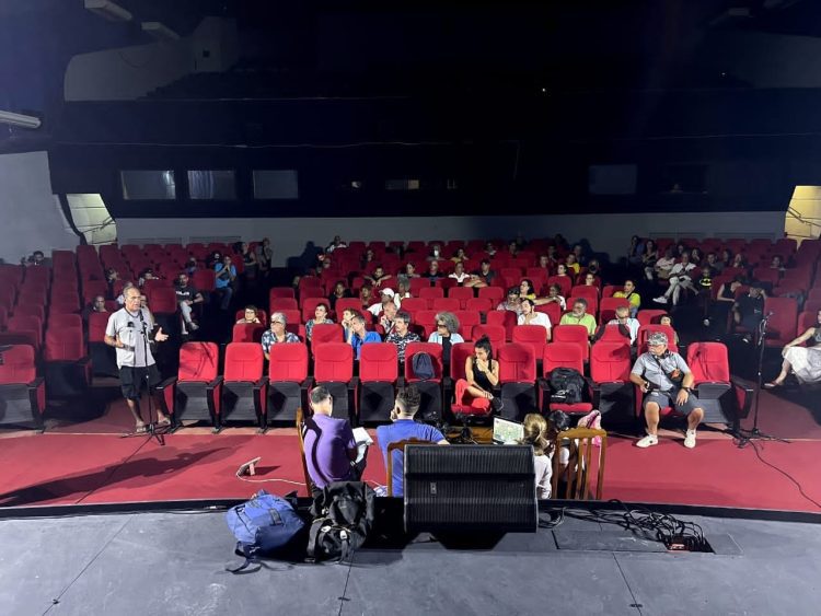 Una sesión de trabajo de la ACC en el cine 23 y 12. Foto: Asamblea de Cineastas Cubanos en Facebook.