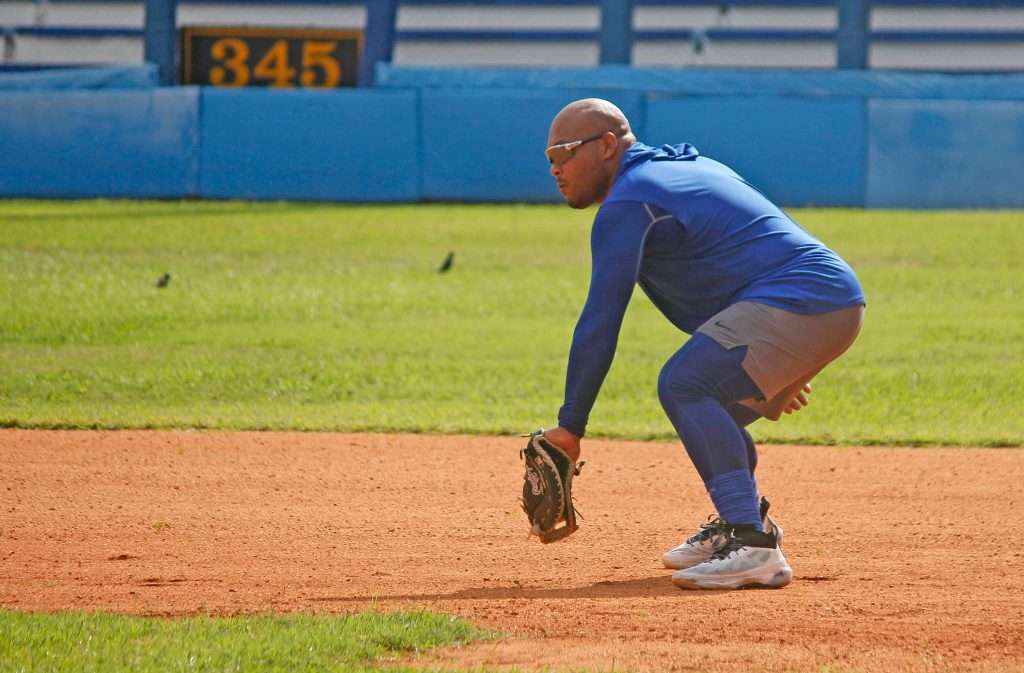 Yasmani Tomás durante una sesión de entrenamiento del equipo Industriales en el estadio Latinoamericano. Foto: Boris Luis Cabrera Acosta / Facebook.