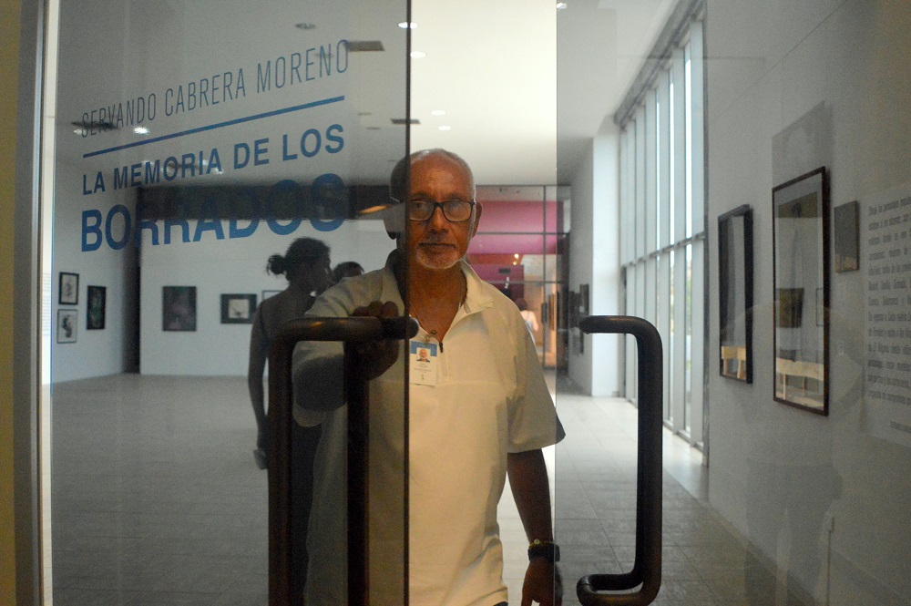 Curador Roberto Cobas, a la salida de la exposición. Foto: Ángel Marqués Dolz.