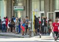 Personas hacen cola para entrar a un banco y para acceder a un cajero automático en La Habana. Foto: Otmaro Rodríguez.