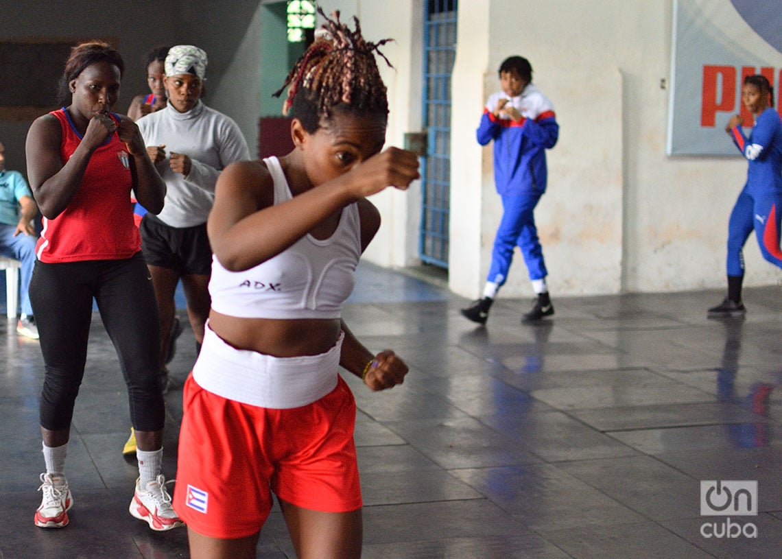 Yakelín Estornell (detrás, izquierda), junto a otras boxeadoras, durante una sesión de entrenamiento de la selección cubana de boxeo femenino, en el gimnasio del Estadio Panamericano, en La Habana. Foto: Otmaro Rodríguez.