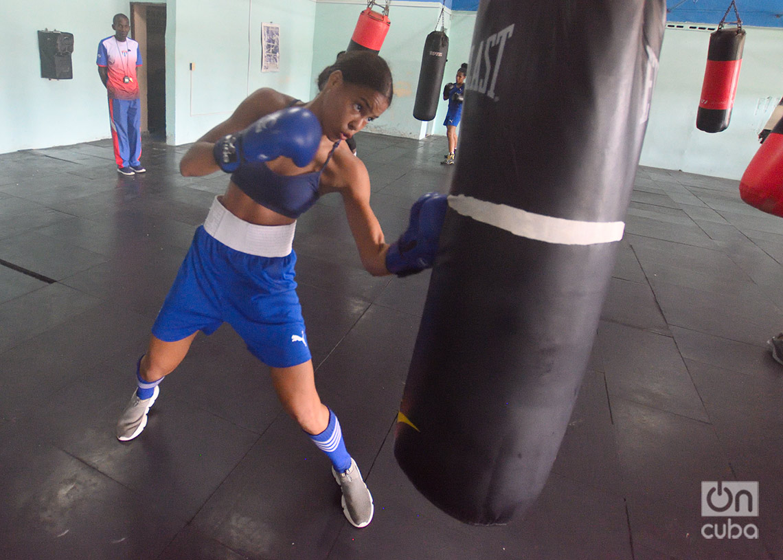 Sesión de entrenamiento de la selección cubana de boxeo femenino, en el gimnasio del Estadio Panamericano, en La Habana. Foto: Otmaro Rodríguez.