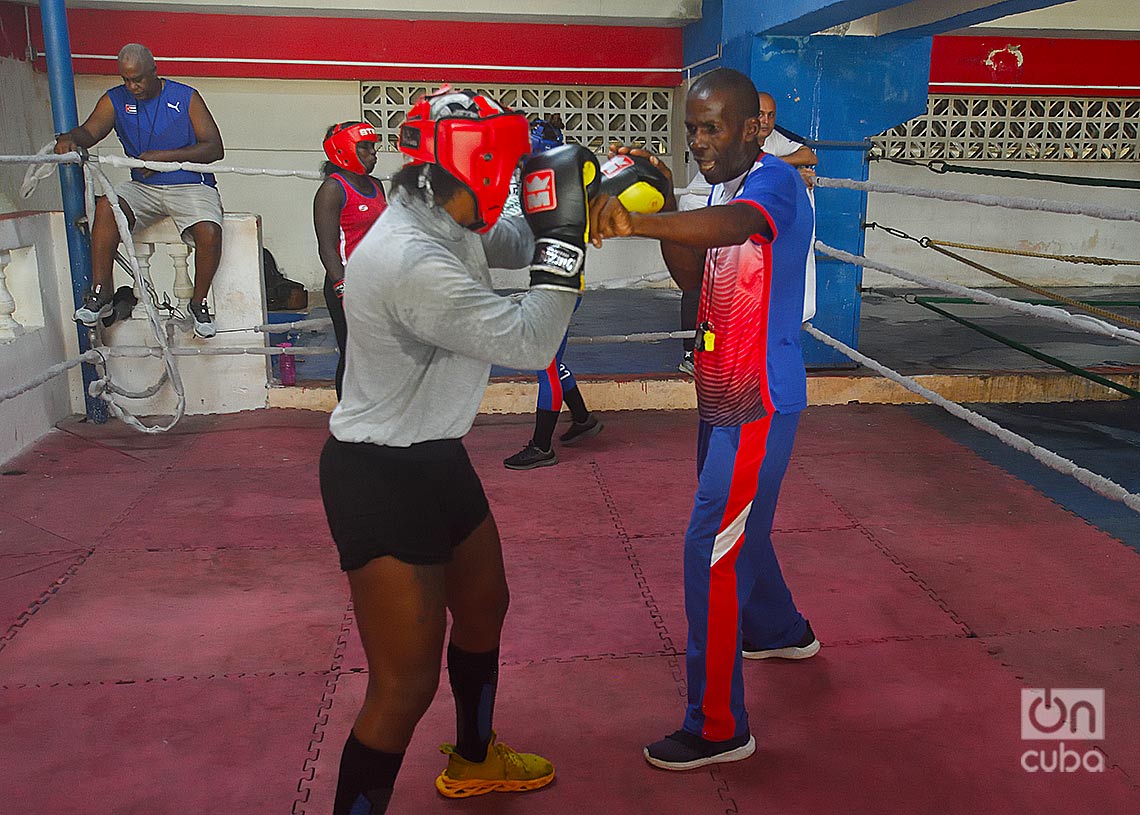 Coach Jorge Noriega (r) gives instructions to an athlete during a training session for the Cuban women’s boxing team, in the gym of the Pan-American Stadium, in Havana. Photo: Otmaro Rodríguez.