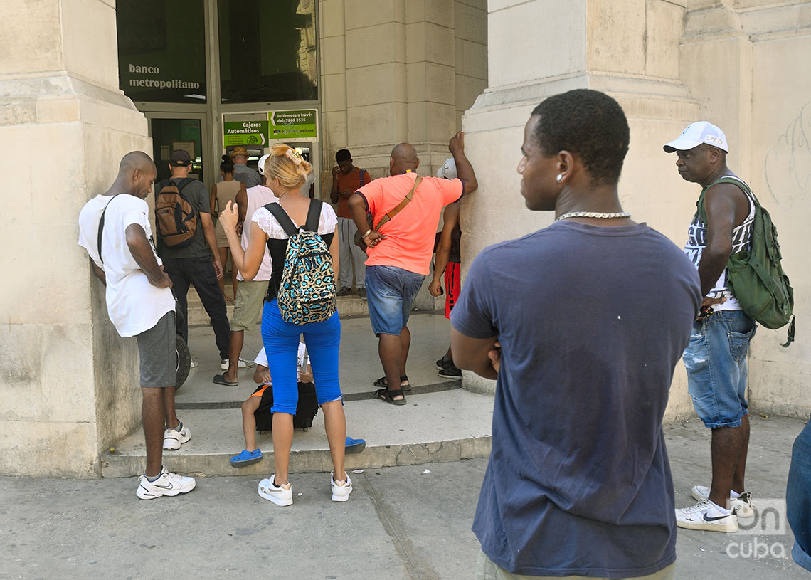 Personas hacen cola para acceder a un cajero automático en La Habana. Foto: Otmaro Rodríguez.