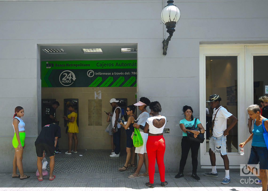 Personas hacen cola para acceder a un cajero automático en La Habana. Foto: Otmaro Rodríguez.