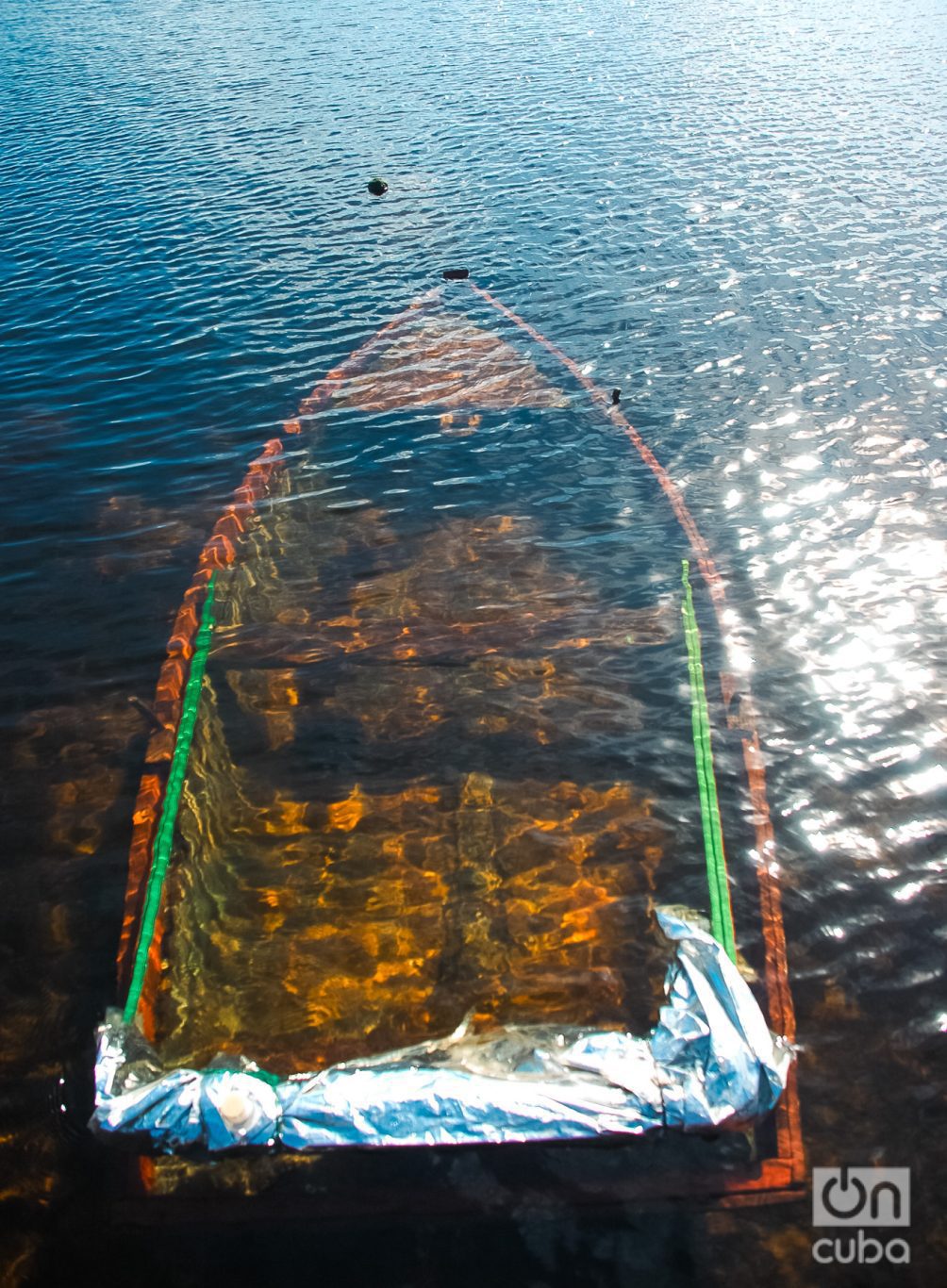 Bote hundido en el mar de Cojímar. Foto: Kaloian.