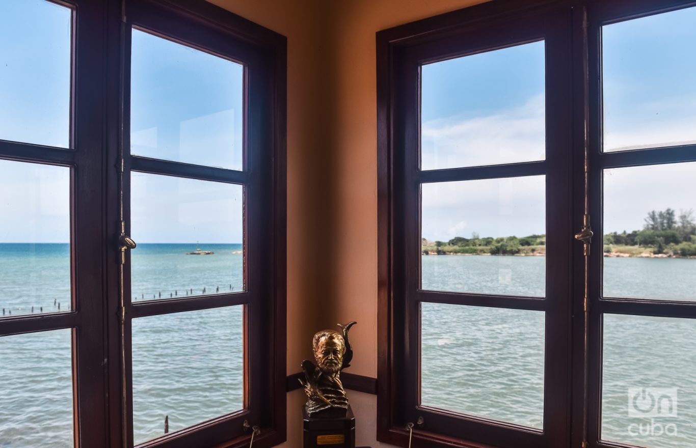 Ventana al mar del restaurante La Terraza, donde solía comer Ernest Hemingway. Foto: Kaloian.