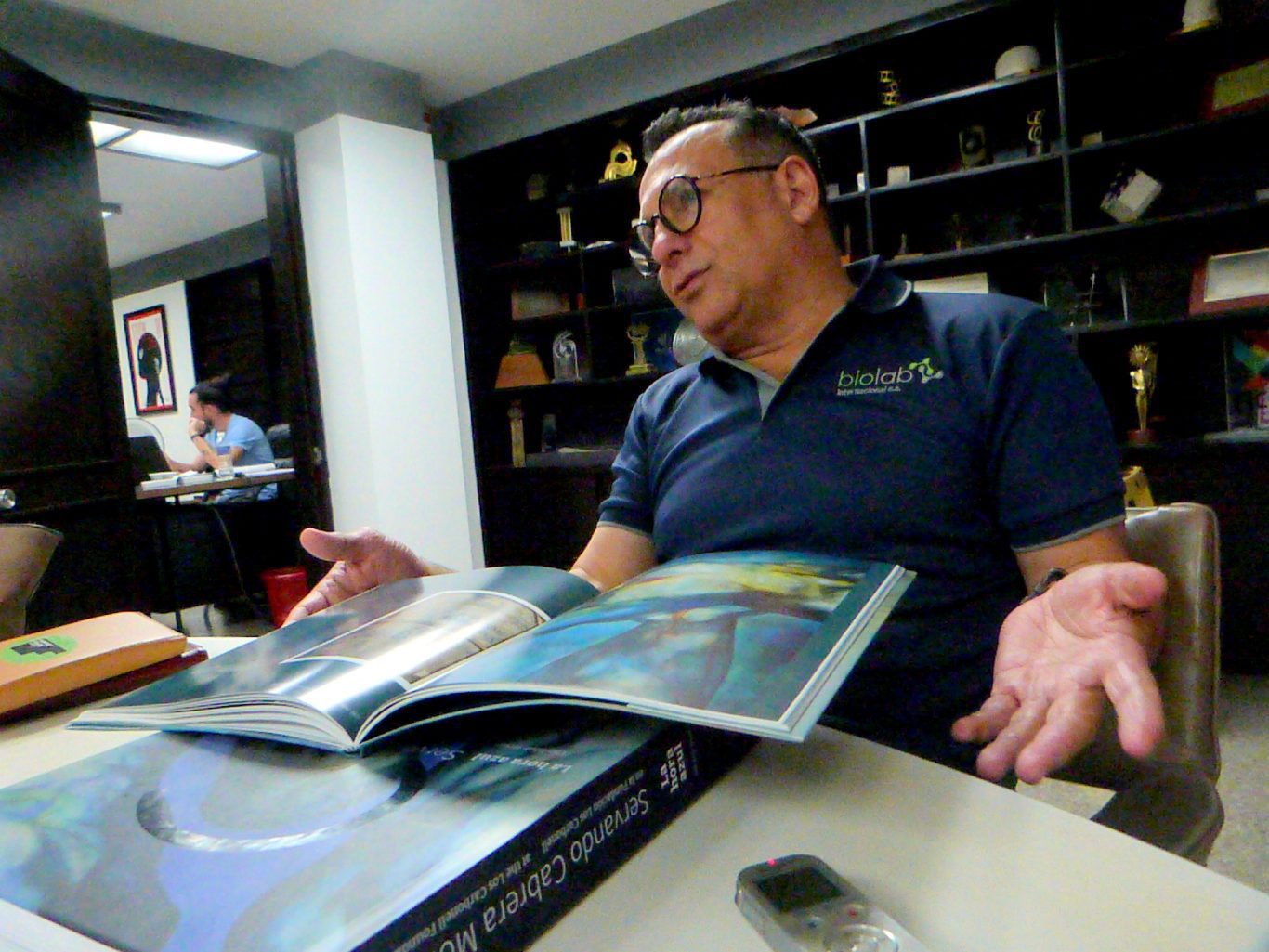 Dr. Carbonell con los ejemplares del catálogo de la exposición La memoria de los borrados y el libro "La Hora Azul, Servando Cabrera Moreno". Foto: Ángel Marqués Dolz.