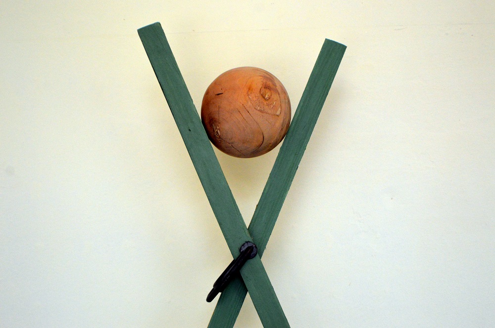 "Estructura que mantiene la bola separada del piso", 2001-2023. Instalación. Madera y bola. Foto: Ángel Marqués Dolz.
