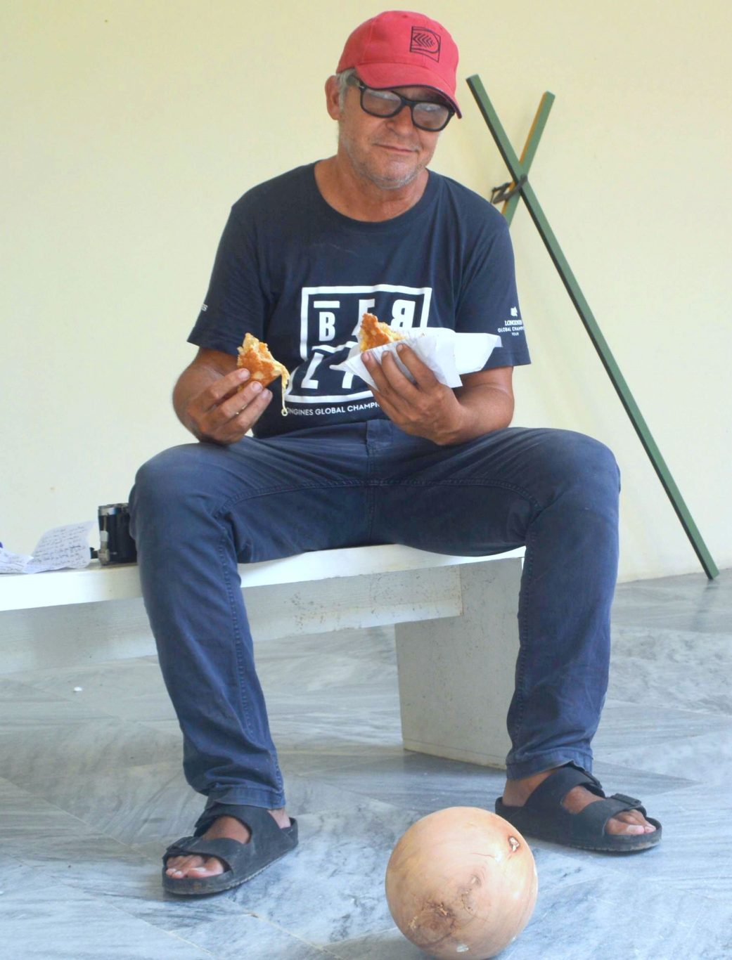 F. Dulzaides. La pelota rebelde y la pizza de 160 pesos. Foto: Ángel Marqués Dolz.