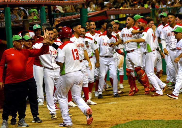 Los Leñadores de Las Tunas derrotaron 7-2 a Industriales en el primer juego de la final de la 62 Serie Nacional de Béisbol, celebrado en el estadio Julio Antonio Mella de Las Tunas. Foto: Ricardo López Hevia.