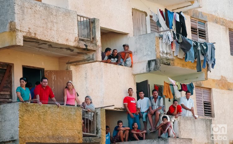 Vecinos de un barrio de Gibara. Foto: Kaloian.