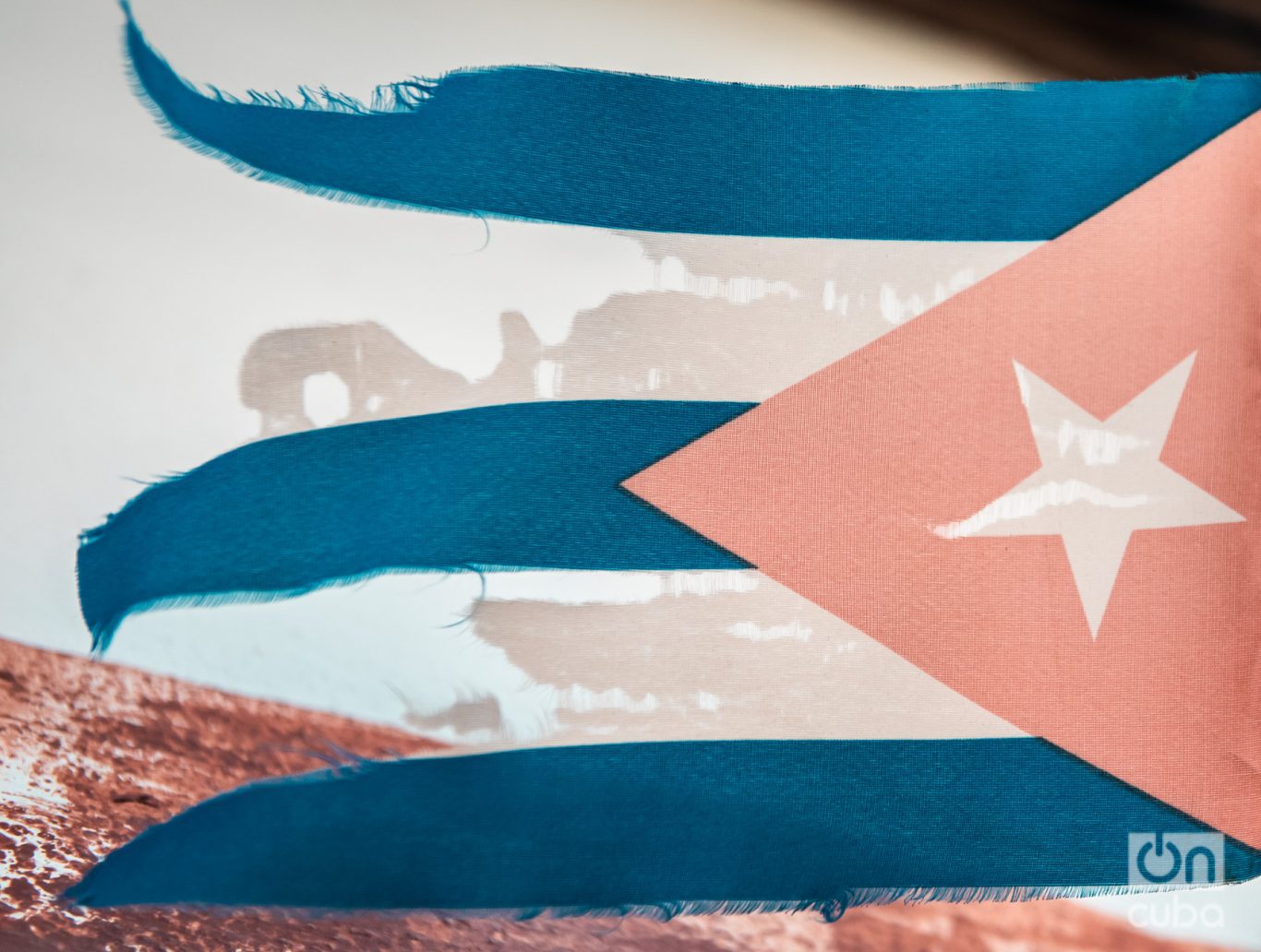 Bandera cubana resiste el viento y el paso del tiempo. Foto: Kaloian.
