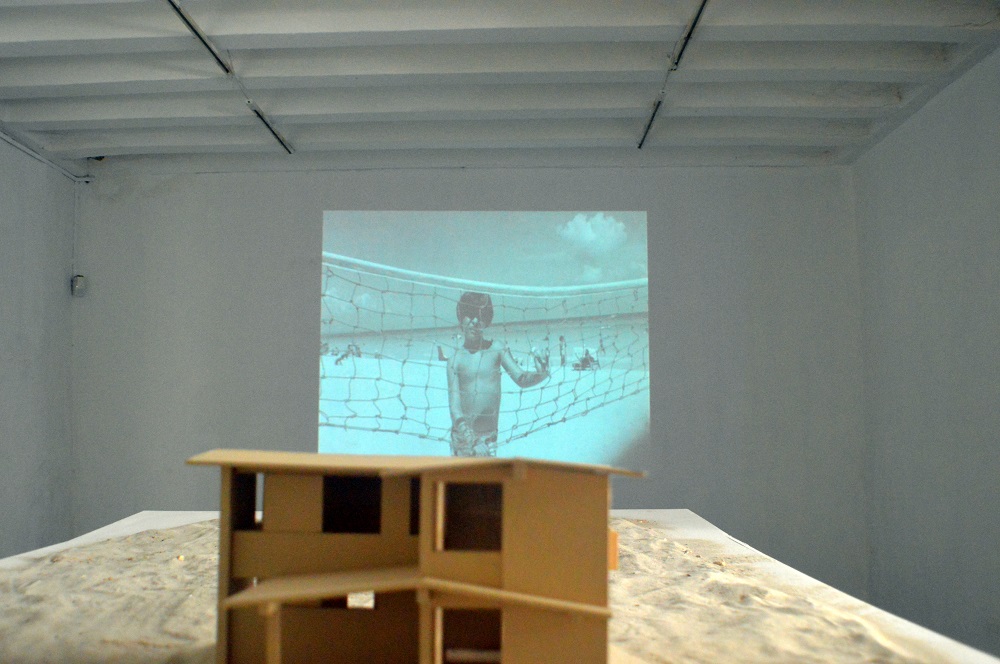 "La vie en rose". 2015-2023. Video instalación. Felipe Dulzaides en Varadero, 1975. Maquete de la casa familiar. Foto: Ángel Marqués Dolz.