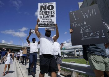La marcha de hoy 16 de agosto en Miami-Dade. Foto; AP.