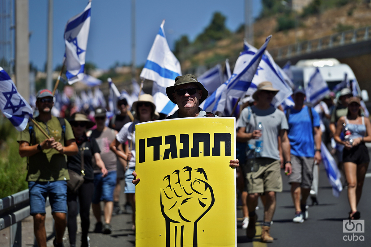 Miles de personas se dirigen hacia Jerusalén para manifestarse frente a la sede de la Knéset, finales de julio de 2023. Foto: Alejandro Ernesto.