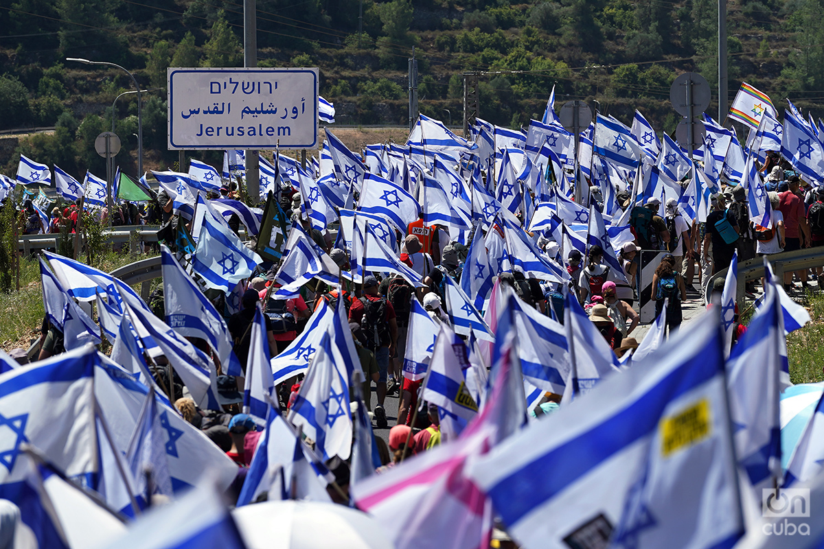Miles de personas se dirigen hacia Jerusalén para manifestarse frente a la sede de la Knéset. Foto: Alejandro Ernesto.