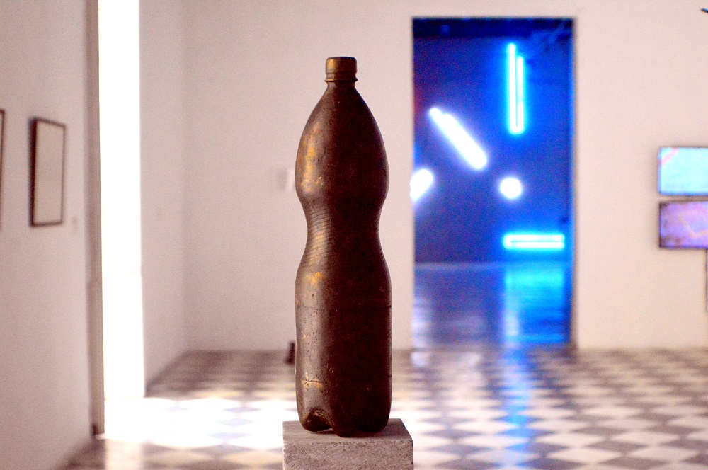 "Monumento al pepino", 2015-2023. Escultura en bronce sobre mármol. El pepino es una unidad cubana de medida, afirma el artista que lo dignifica. Foto: Ángel Marqués Dolz.