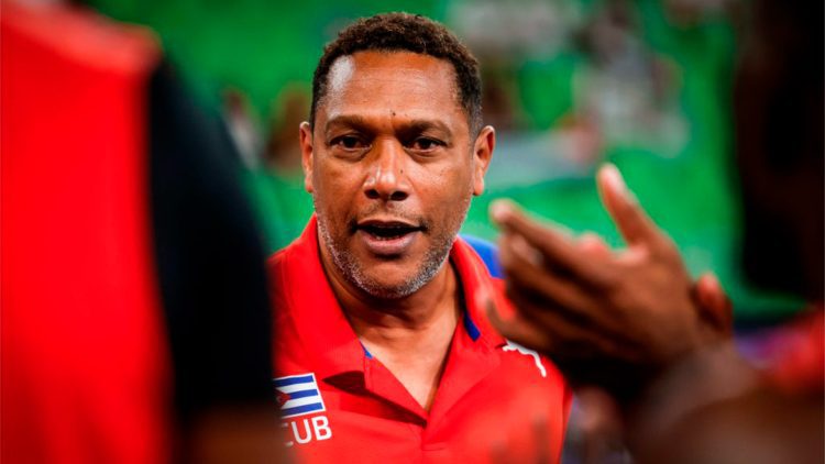 El técnico cubano Nicolás Vives, quien este miércoles fue sustituido al frente de la selección masculina de voliebol después de siete años en el cargo. Foto: purovoley.com / Archivo.