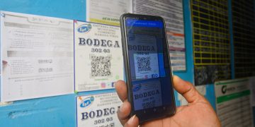 Una persona escanea un código QR, en una tienda estatal en Cuba. Foto: Otmaro Rodríguez / Archivo.