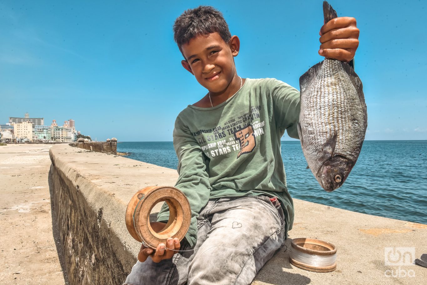 niños pesca malecon habana Foto: Kaloian.